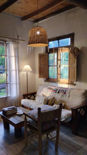 a living room with a bed and a table at Casa De Campo El Corral in Carmen de Areco