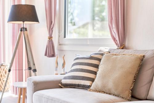 a living room with a couch and a lamp at Wattkueken in Simonsberg