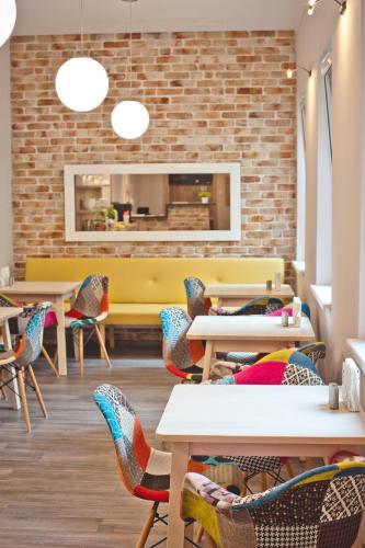 ein Restaurant mit Tischen und Stühlen und einer Backsteinmauer in der Unterkunft Apartamenty Leszno in Leszno