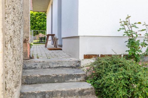 eine Treppe, die zu einem Gebäude hinaufführt in der Unterkunft Ferienhaus Andersson in Klütz
