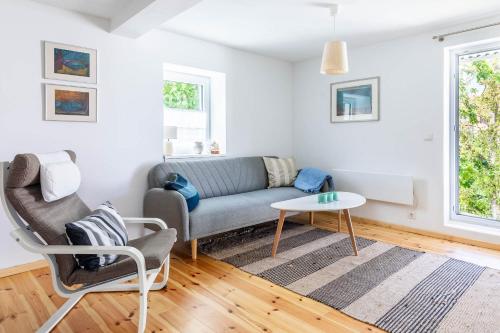 ein Wohnzimmer mit Sofa und Tisch in der Unterkunft Ferienhaus Andersson in Klütz