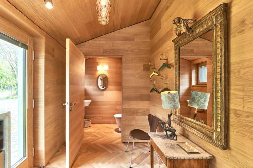 a room with a mirror and a table and a chair at IDAHO - Hoog in Süderstapel