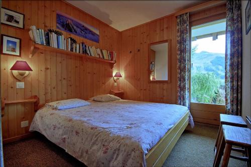 een slaapkamer met een groot bed en een raam bij Juliette in Verbier