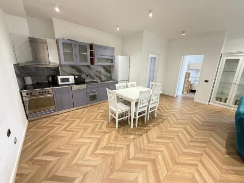 una cucina con un tavolo e sedie in una stanza di Square inn 9 a Tirana