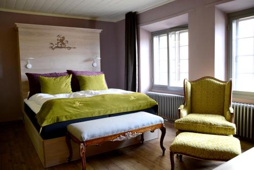 um quarto com uma cama e uma cadeira em Kongsvinger Castle Hotel & Resort em Kongsvinger