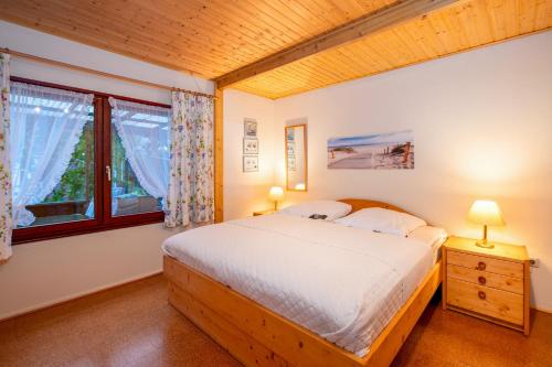 a bedroom with a bed and a window at Ferienhaus am Strand 92 - Bade- & Saunawelt täglich inklusive in Baabe