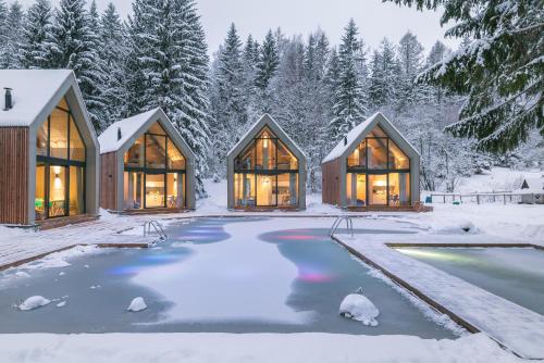 Drewniana Róża Willa i Domki nad Stawem