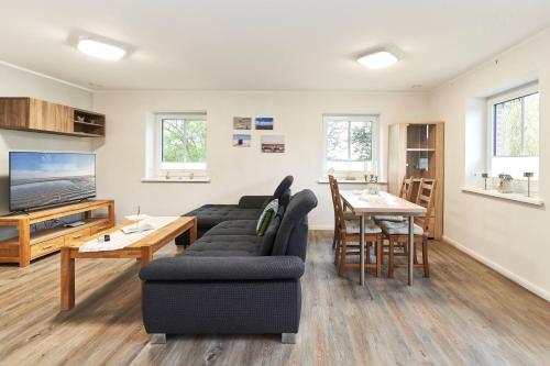a living room with a couch and a table at Deichläufer in Ockholm
