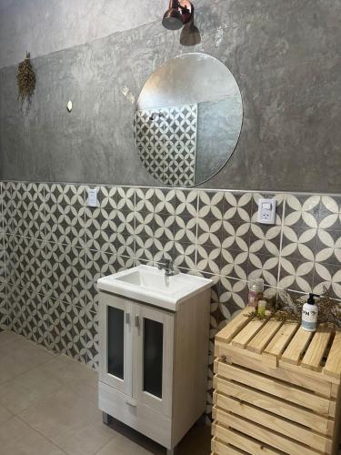 a bathroom with a sink and a mirror at Capitan de Ansilta in Calingasta