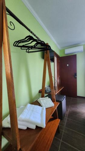 a room with a bunk bed with white towels at Recanto da Dona Luiza - Pousada in Florianópolis