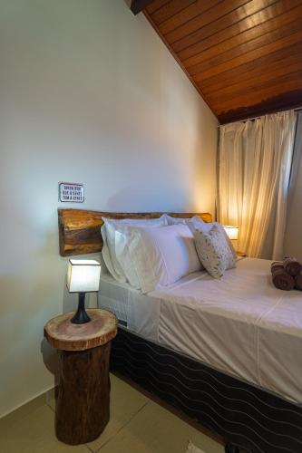 a bedroom with a bed with a wooden headboard at Para Vos y Porque Si in Morro de São Paulo