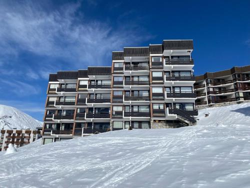 Appartement rénové avec balcon, au pied des pistes à Tignes