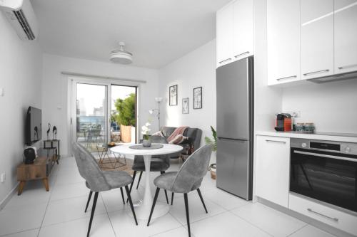 EDEN-Perfect Location, Sea View, Stylish Apartment