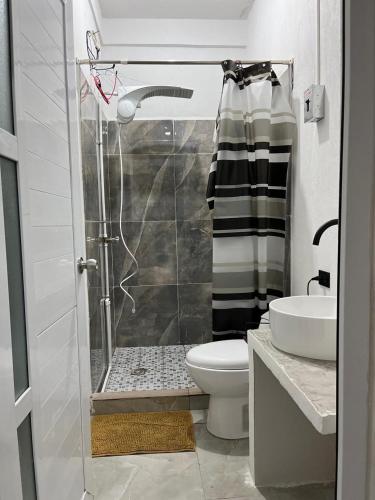 un bagno con doccia, WC e lavandino di hidden house shared apartment a San Juan La Laguna
