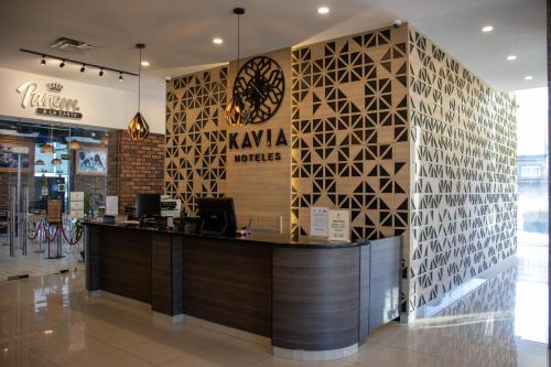 Die Eingangshalle eines Geschäfts mit einem Empfangstresen in der Unterkunft Hotel Kavia Monterrey in Monterrey