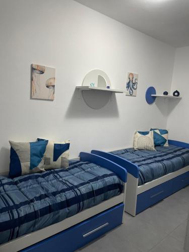 two beds sitting next to each other in a room at Villa Ohana in Pula