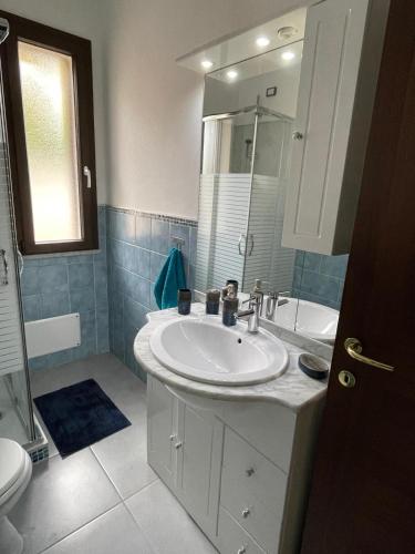 a bathroom with a sink and a shower and a toilet at Villa Ohana in Pula