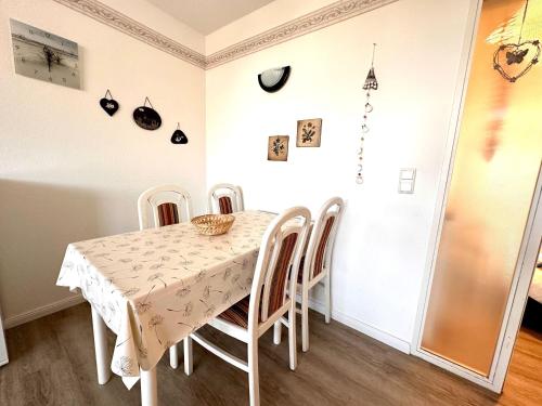 a dining room with a table and chairs at Ferienwohnung De Kiewitt 207 in Dorum-Neufeld