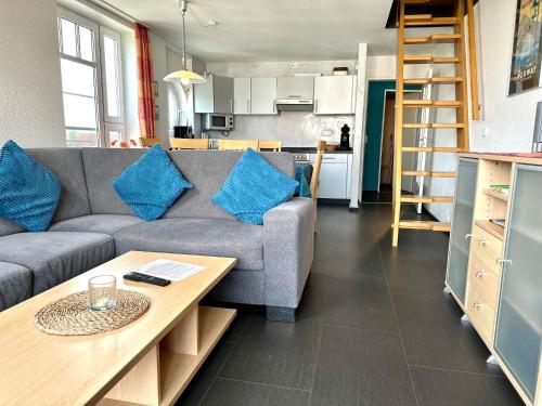 a living room with a couch and a table at Ferienwohnung Suite de Svaan in Dorum-Neufeld