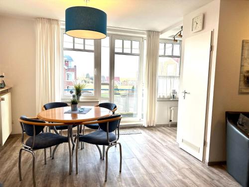 a dining room with a table and chairs at Ferienwohnung De Dwarslöper in Dorum-Neufeld