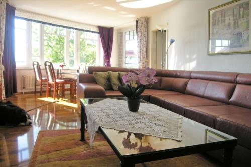 a living room with a brown couch and a table at Ferienwohnung De Dörsch in Dorum-Neufeld
