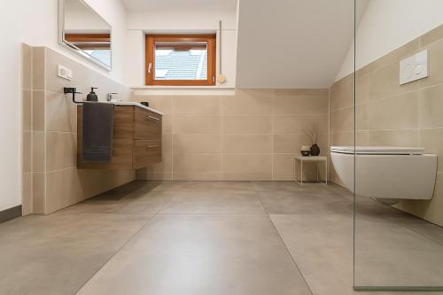 a bathroom with a toilet and a glass shower at Ferienhaus an der Burg Coraidelstein in Klotten
