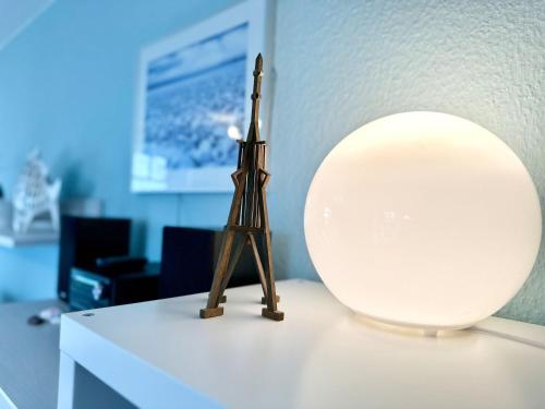 a lamp sitting on top of a table at Ferienwohnung de Drift in Dorum-Neufeld
