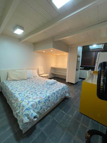 a bedroom with a large bed in a room at CONDOMÍNIO IMPERIAL, PRAIA DO FRANCÊS in Praia do Frances