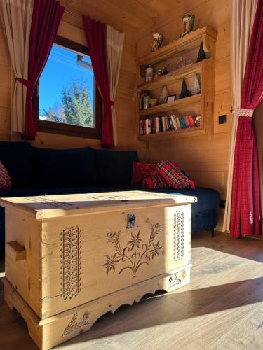 a living room with a wooden trunk in a room at Chata u Holka in Witów