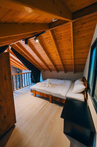 a bed in a room with wooden ceilings at Sapancaacarkonaklama in Sapanca