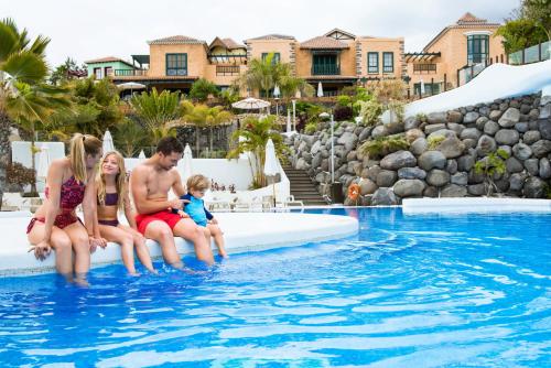 Бассейн в Hotel Suite Villa Maria или поблизости