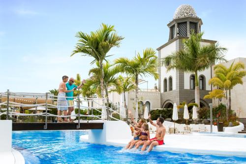 Бассейн в Hotel Suite Villa Maria или поблизости