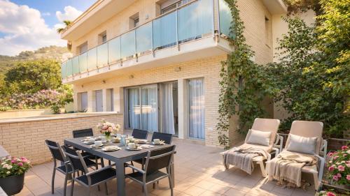 Tranquil Duplex Sitges, sea views, private parking, terrace
