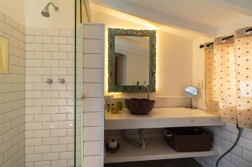 a bathroom with a sink and a mirror at Boutique Hotel Carpe Diem in Paraty