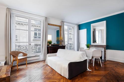 Elegant Apartment Near Louvre