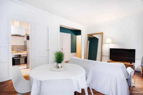 Elegant Apartment Near Louvre