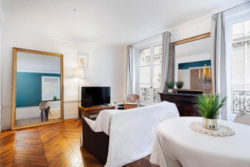 Elegant Apartment Near Louvre