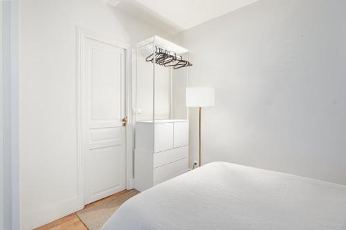 Elegant Apartment Near Louvre