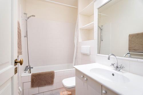 Elegant Apartment Near Louvre