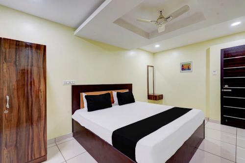 a bedroom with a large bed in a room at Hotel Mini Escape Perungalathur in Chennai