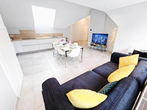 Refined 2 bedroom apartment with parking
