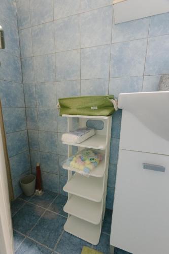 un bagno con una mensola bianca in un bagno di Cuckoo's view a Análipsis