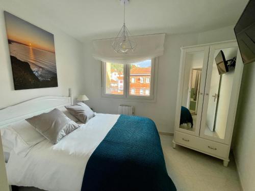 a bedroom with a large bed and a window at El Orbayín de Llastres in Lastres