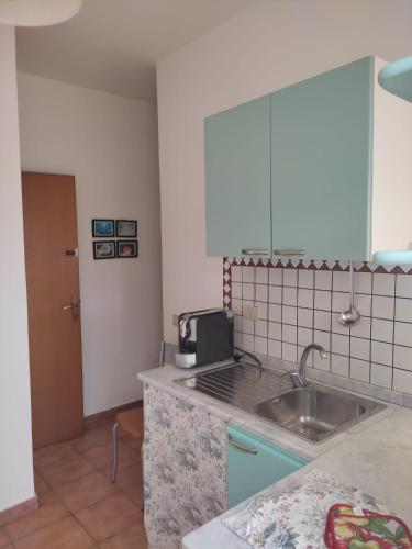 eine Küche mit Spüle und Arbeitsplatte in der Unterkunft Attico 5 in Ustica