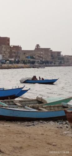 شقة ساحل قارون شقة مميزة تطل كل غرفها علي بحيرة قارون مباشرة وتقع في الطابق الثاني ولها مدخل مستقل تقع اعلي كافيه ومطعم الساحل وهي تقع في قرية صيد تراثية رائعة ن