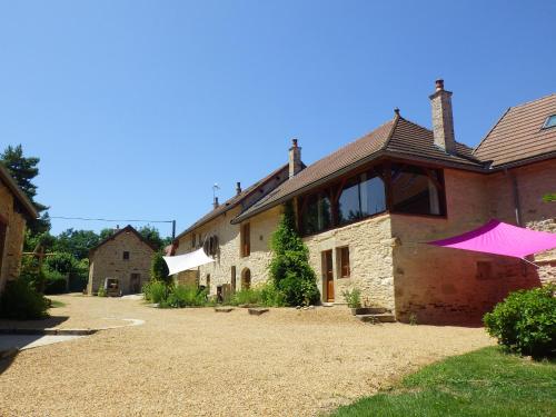 Gîte La grange des Hirondelles 15 personnes 5litsdoubles 5litssimples 1convertible chez MAYMARD Yannick à 28 route de la croix forêt à ANTULLY réf à Gîte de France G2005 Corps de ferme entièrement rénové de bon standing