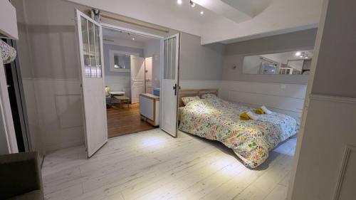 a small bedroom with a bed and a hallway at T2 - Plein Centre - 4 voyageurs - Jacuzzi ! in Bayonne