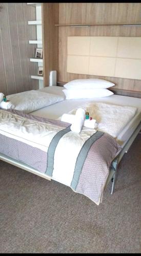 two twin beds in a room with at Ferienwohnung Kirchbichl am Schliersee mit Terrasse in Schliersee