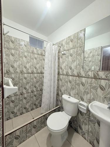 ein Badezimmer mit Toilette und Waschbecken in der Unterkunft Mary 2 in Paracas