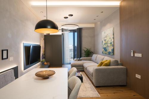 EE Homes - Curated Design & Skyline Views